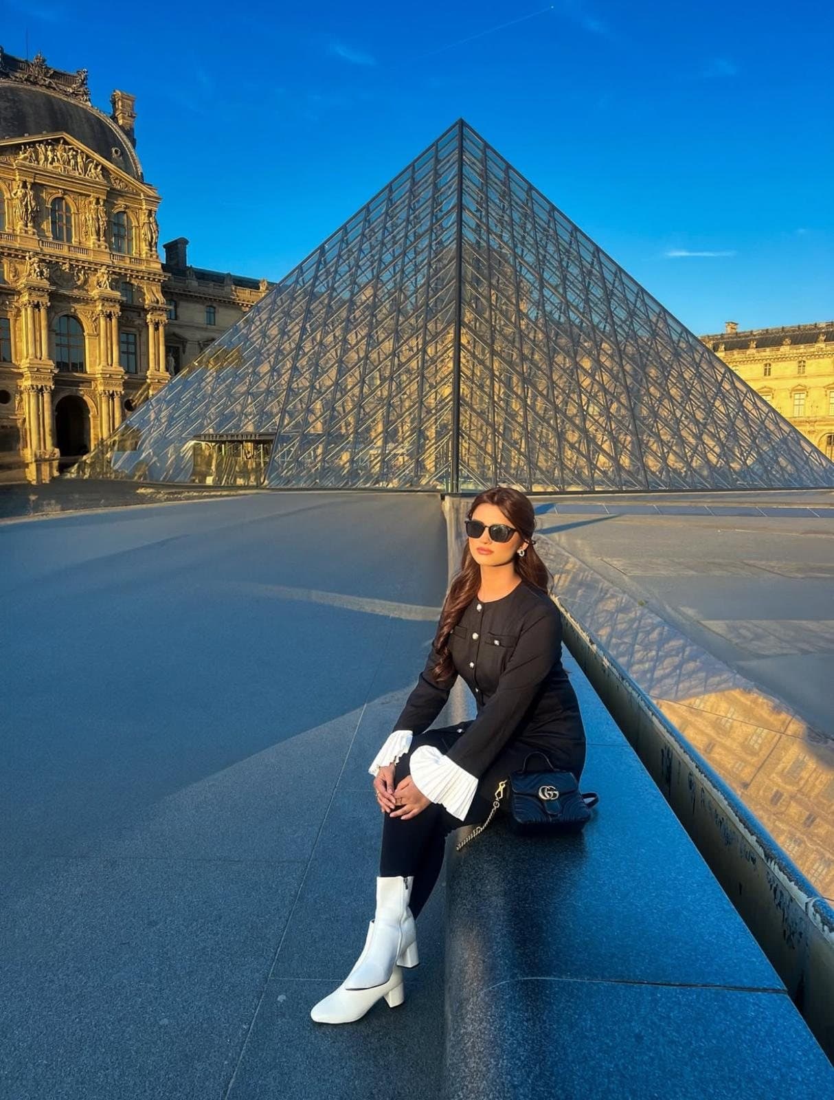 Louvre Piramidi önünde tur katılımcısı