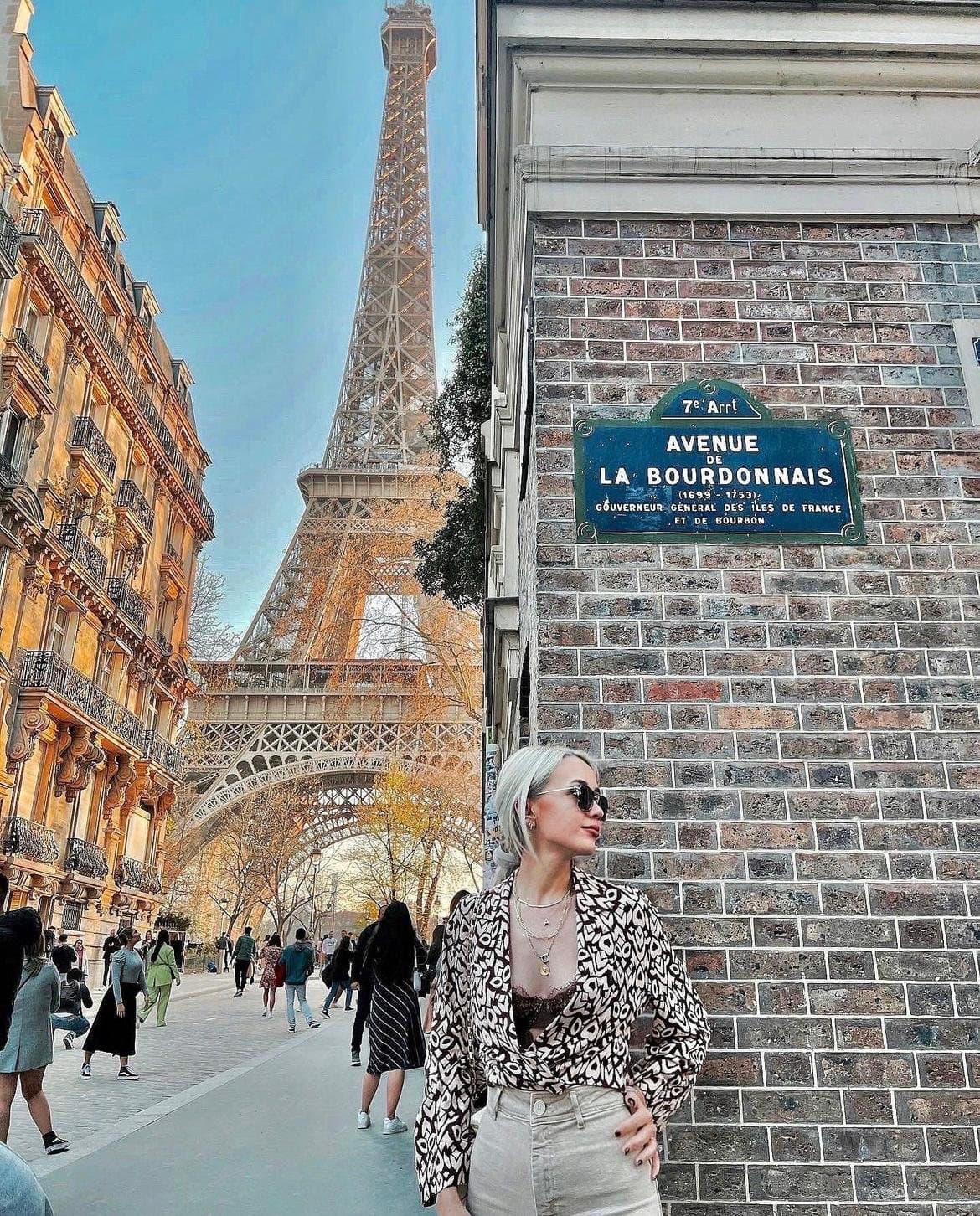 Paris sokağında Eyfel Kulesi manzarası
