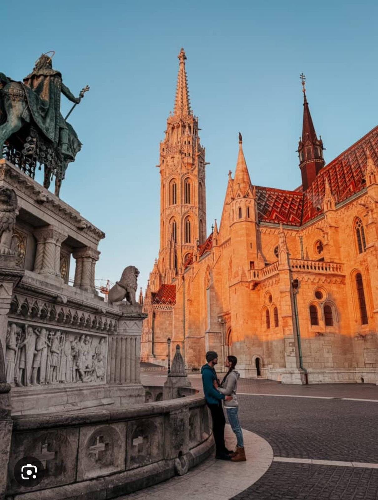 Budapeşte Matyas Kilisesi çevresinde gezi karesi