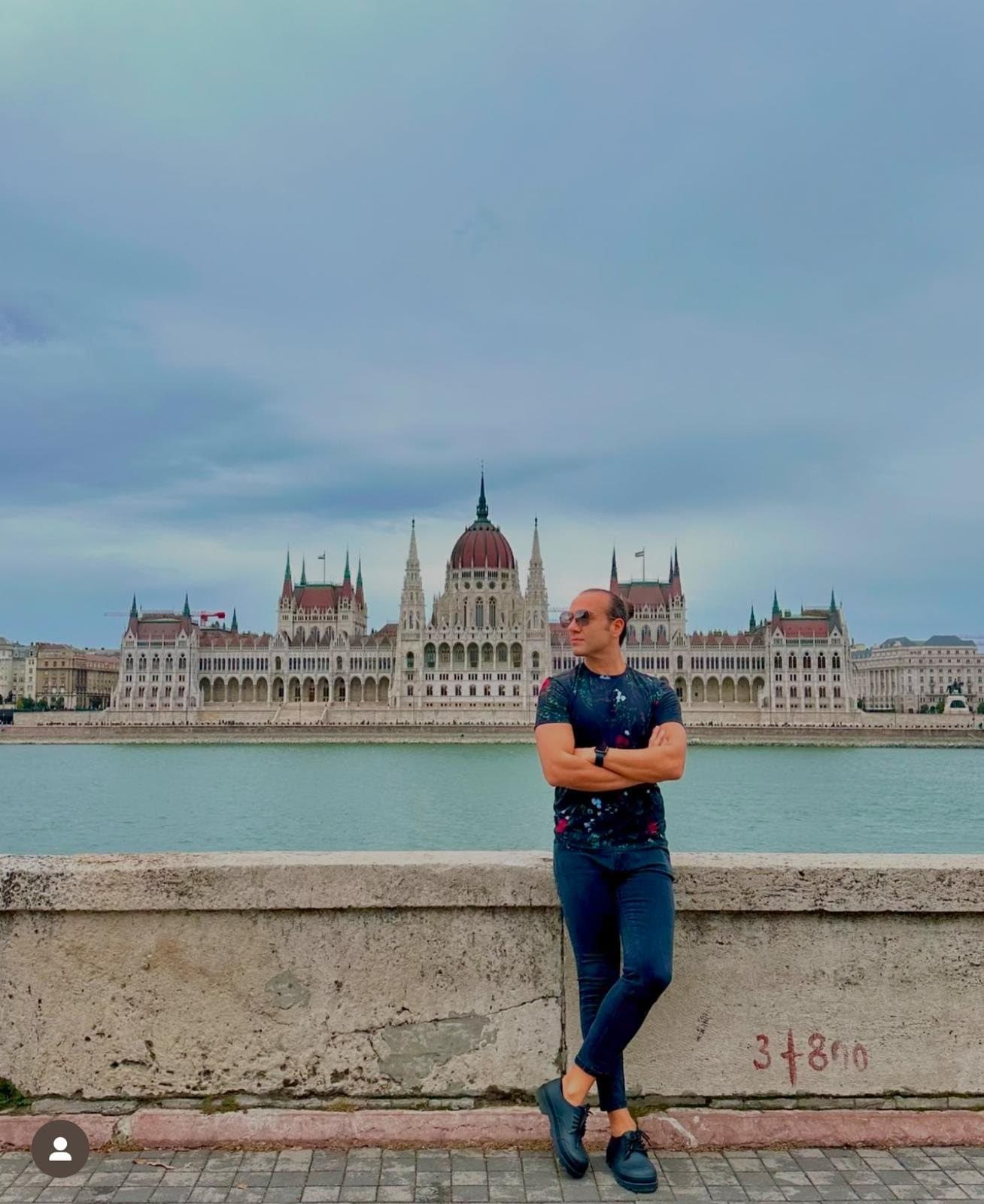 Tuna Nehri kıyısından Budapeşte Parlamento manzarası