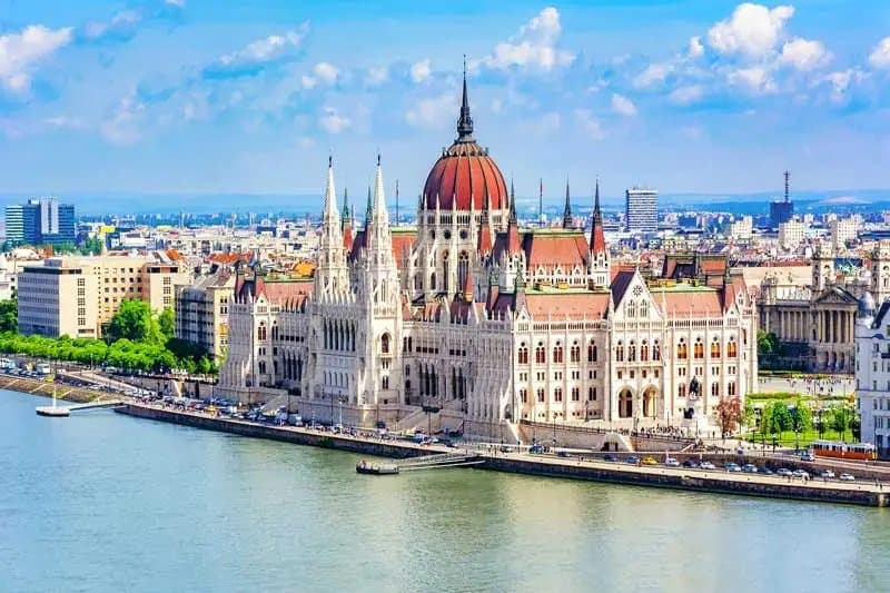 Budapeşte Parlamento Binası ve Tuna Nehri panoraması