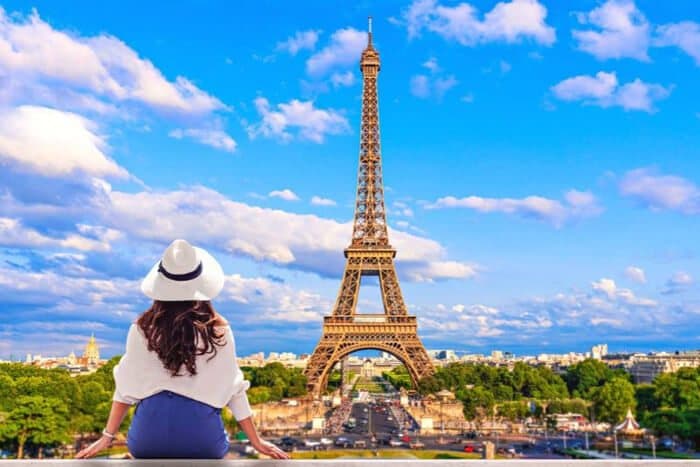 Eyfel Kulesi ve Paris şehir manzarası